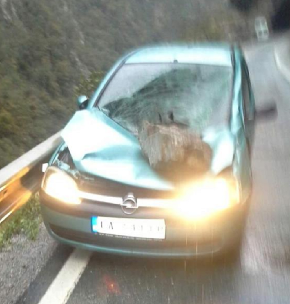 Izbegnuta tragedija: Stena pala na auto! (FOTO)
