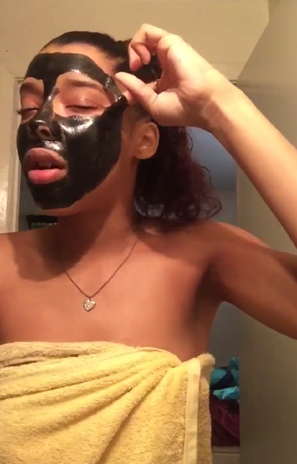 Jauče i vrišti dok skida piling s lica! (VIDEO)