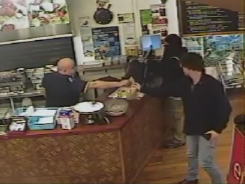 Prodavac iskulirao naoružanog razbojnika! (VIDEO)