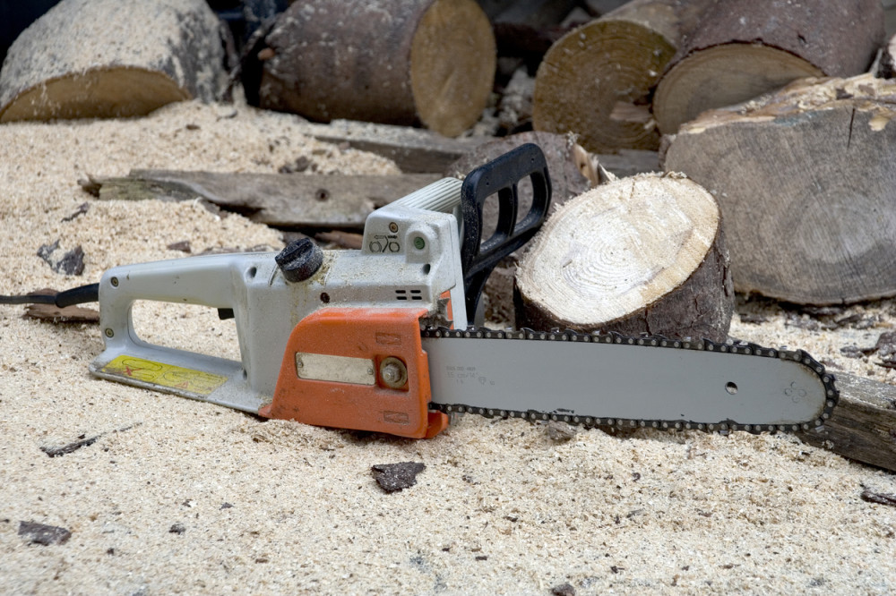 Imao moždani udar, pa ga ubila motorna testera