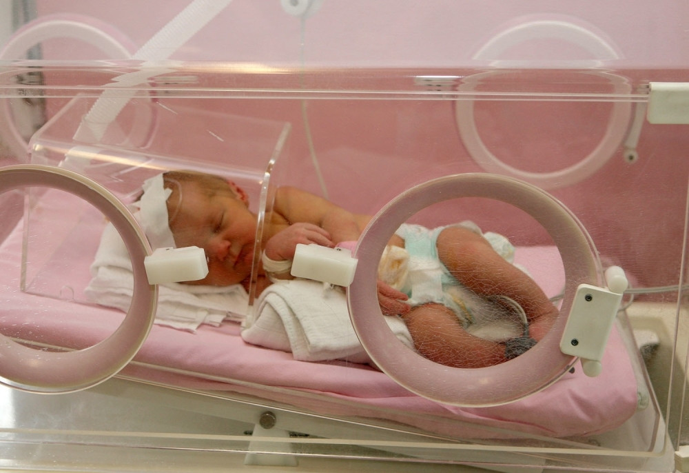 Prevremeno se porodila pod boginjama, beba životno ugrožena