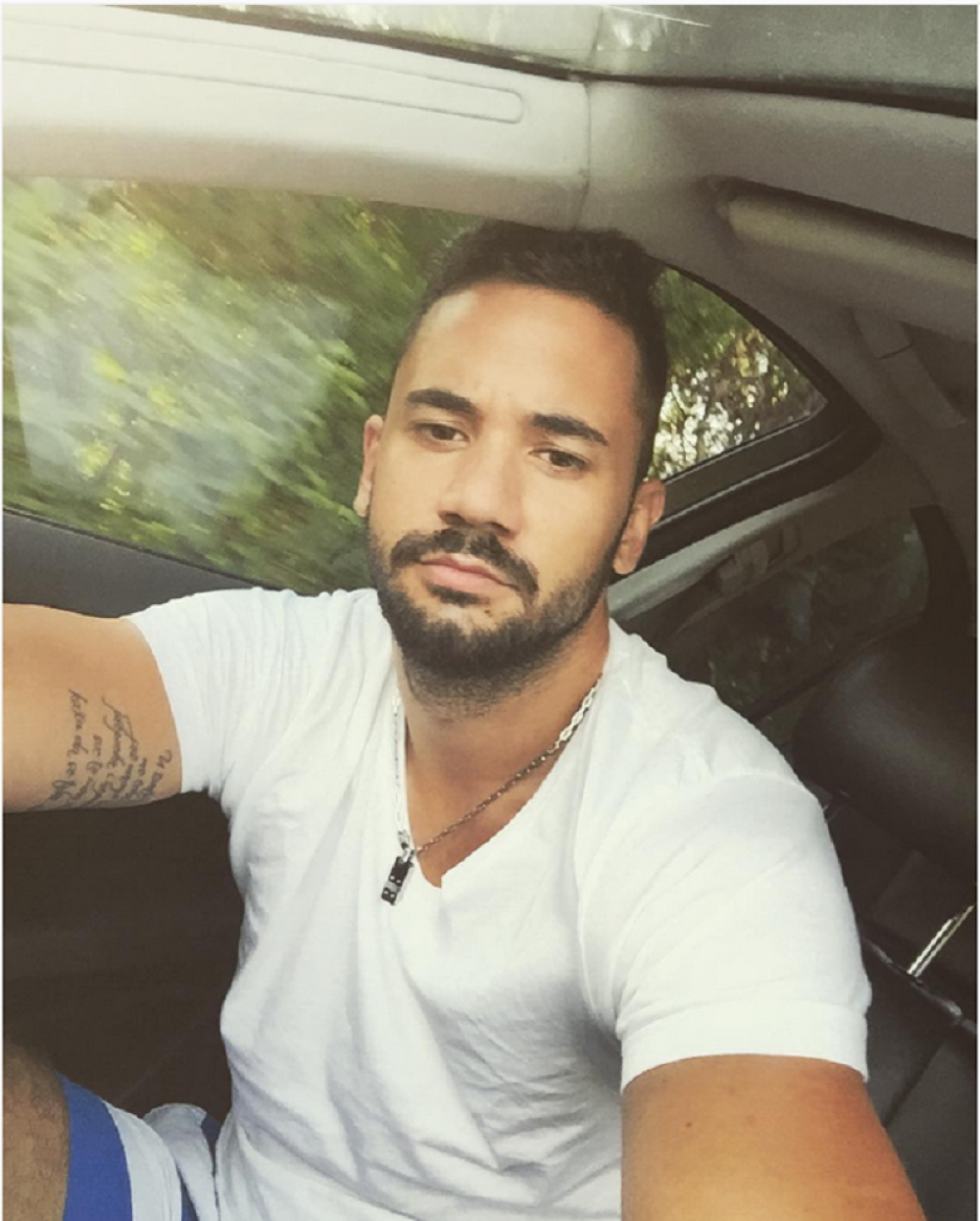 Aca Živanović podelio lepe vesti, ozaren mazi trudnički stomak supruge Ivane (FOTO/VIDEO)