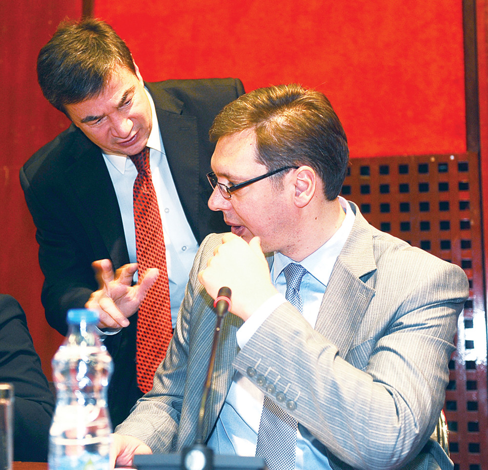 Vučić ribao Kneževića pred strancima!