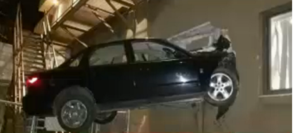 Parkirao u zid, na dva metra visine?! (VIDEO)