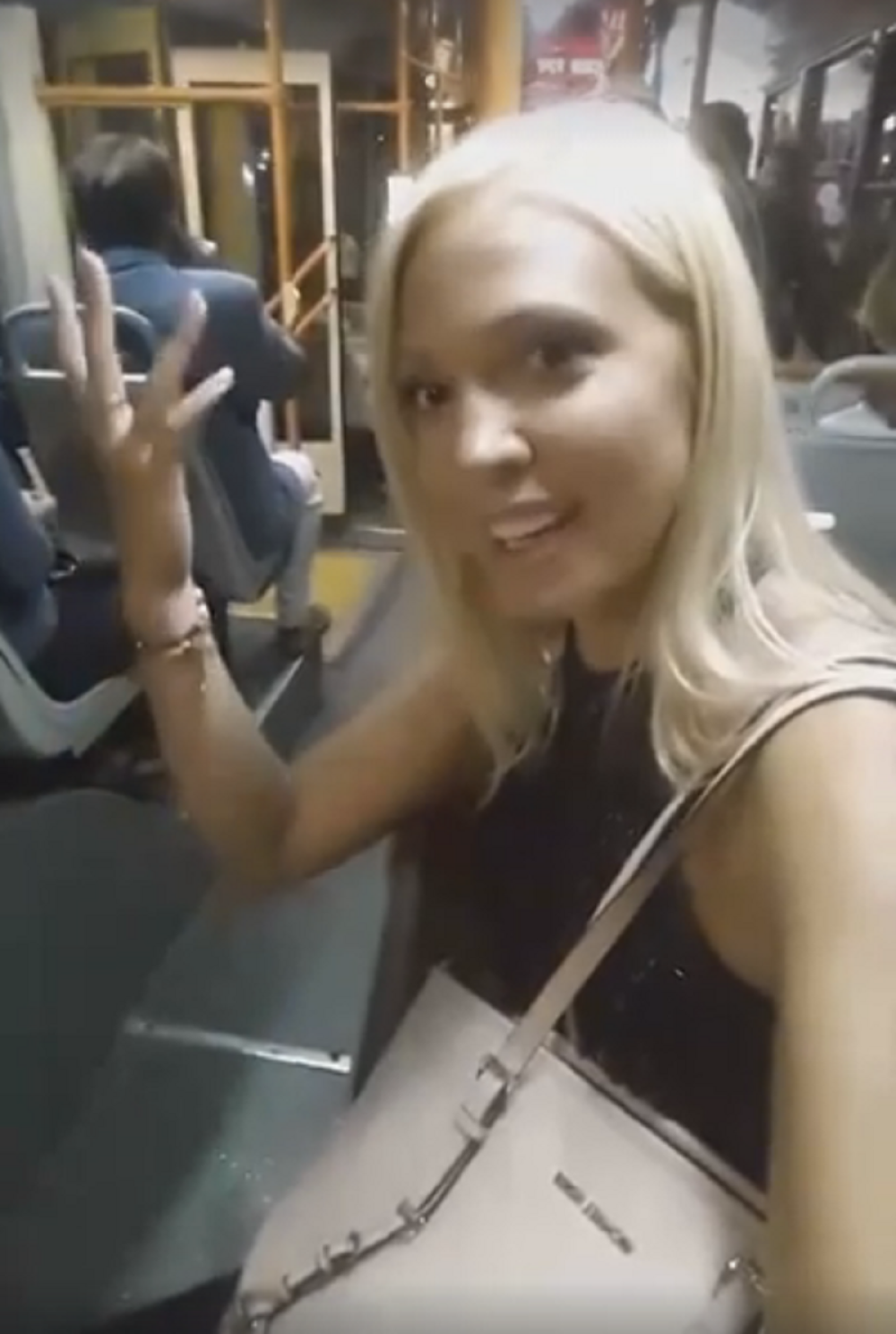 Skockana Milica se vozi trolejbusom