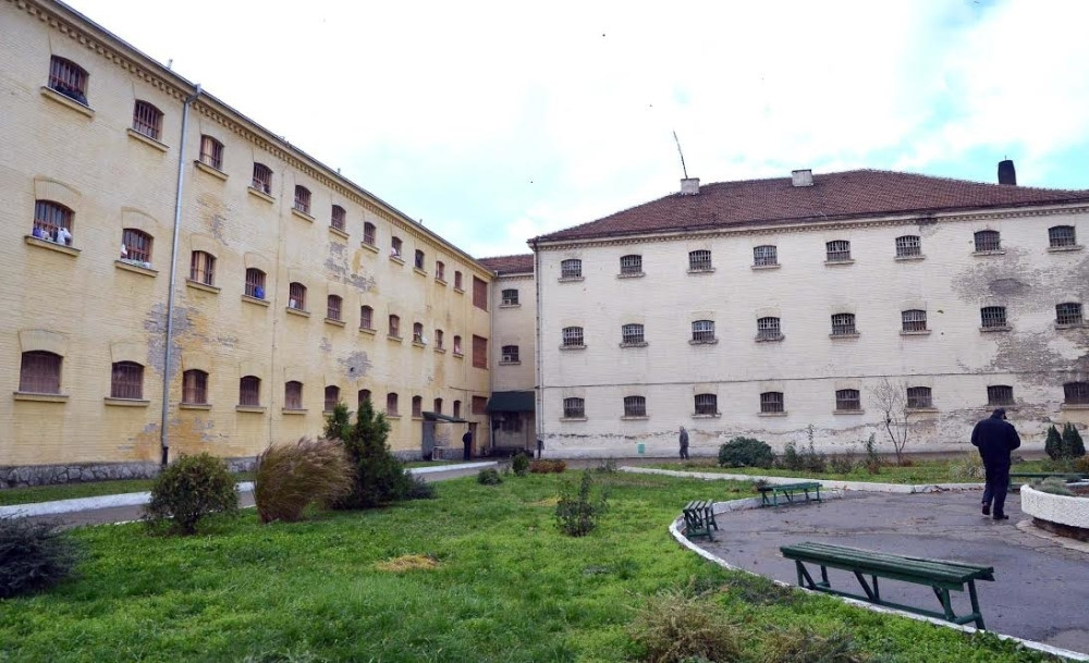 Majka osuđenika švercovala tablete u gaćama!