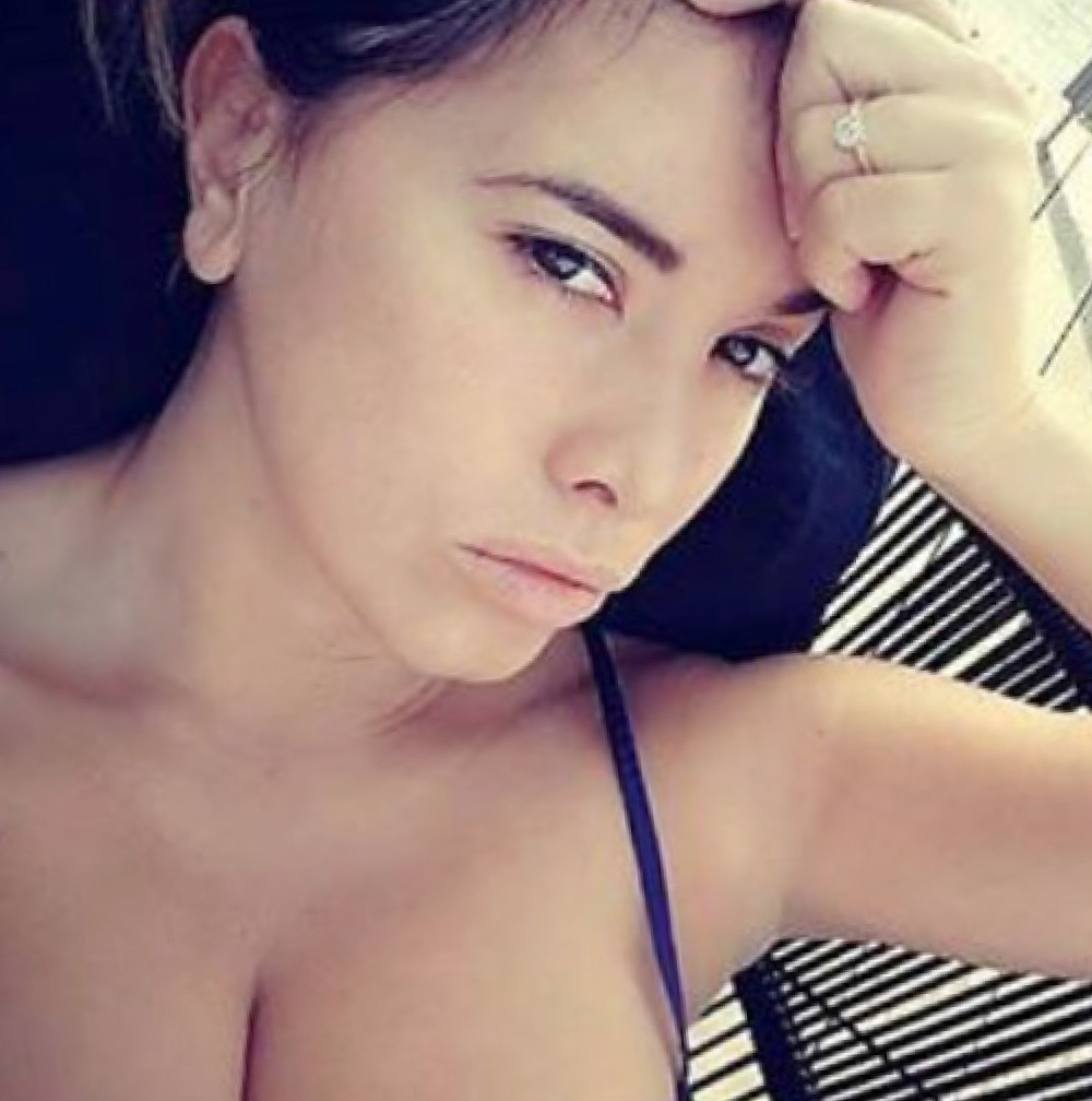 Nives Celzijus pozirala u flekavoj trenerci, bez šminke! Totalno se opustila u izolaciji!