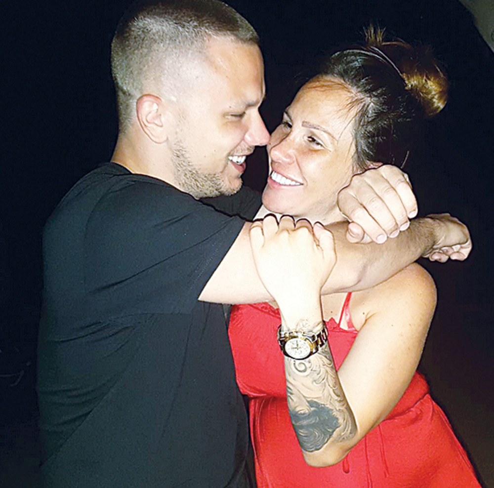 Nikolija spopala golog Relju (FOTO)