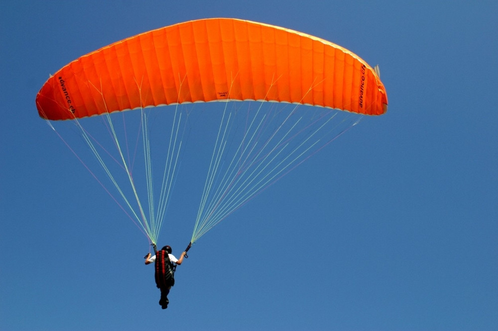 Nije joj se otvorio padobran, pala na automobil