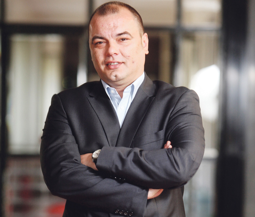 Član DS novinarima preti batinanjem!