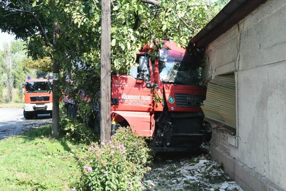 Kamionom uleteo u kuću (FOTO)