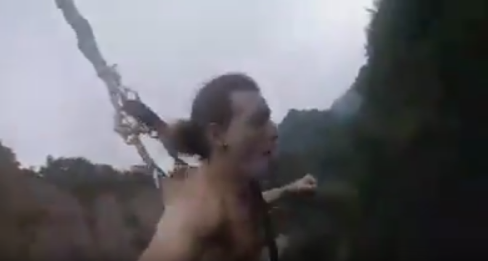 Skočio okačen za svoju kožu! (VIDEO)