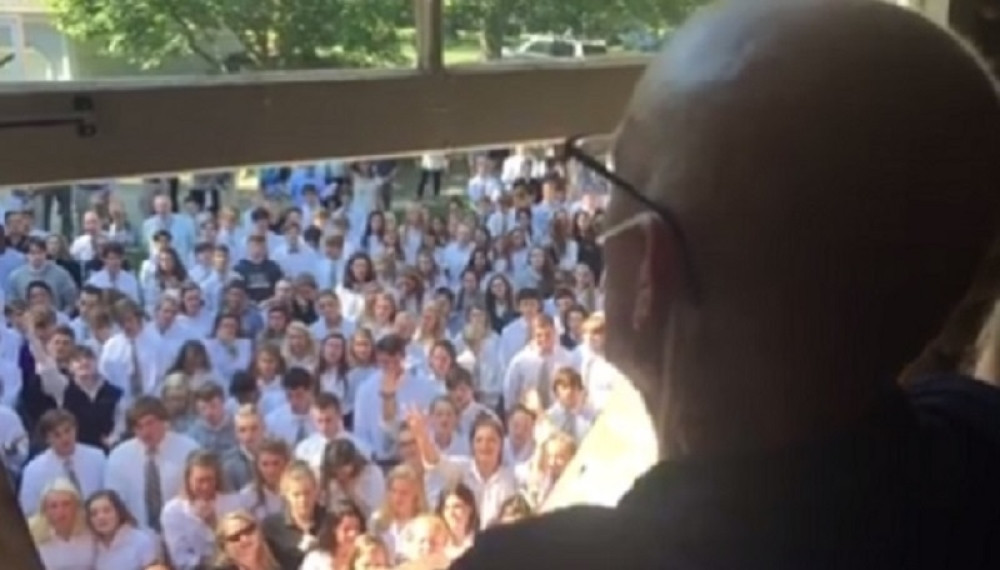 Čak 400 učenika pevalo bolesnom učitelju pod prozorom (VIDEO)