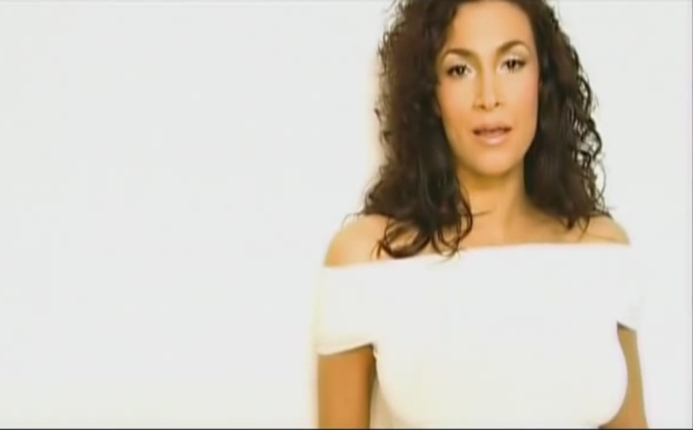 Zvezdu 90-ih, Ivanu Banfić, jutros je probudio snažan zemljotres, jedva izbegla katastrofu!