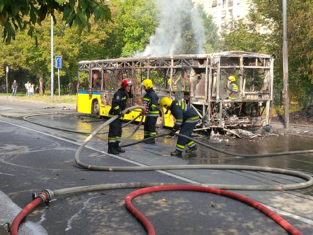 Izgoreo autobus na Banjici! (FOTO)