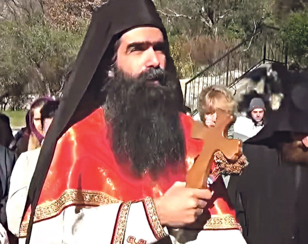 Taj Miroljub kaže da je vino kojim se mi pričešćujemo usmrdelo grožđe! On je sluga satanin!