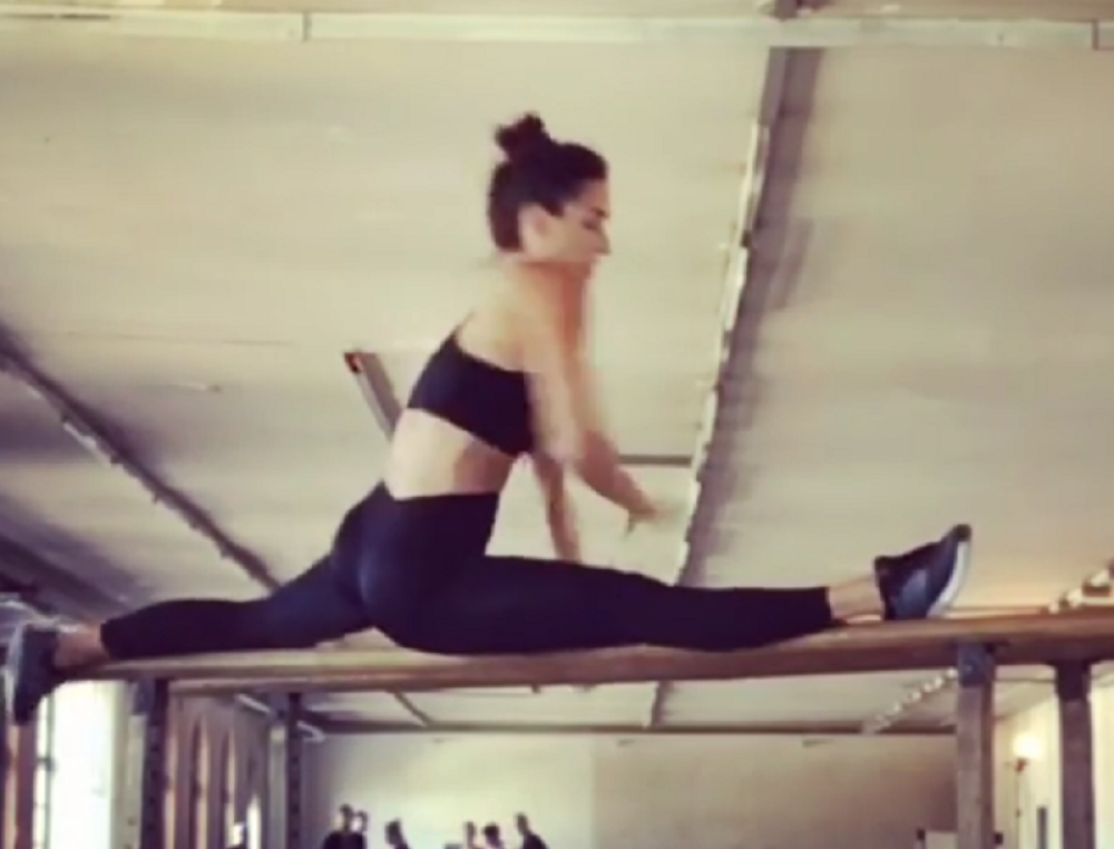 Manekenka htela da zadivi fanove, ali... (VIDEO)