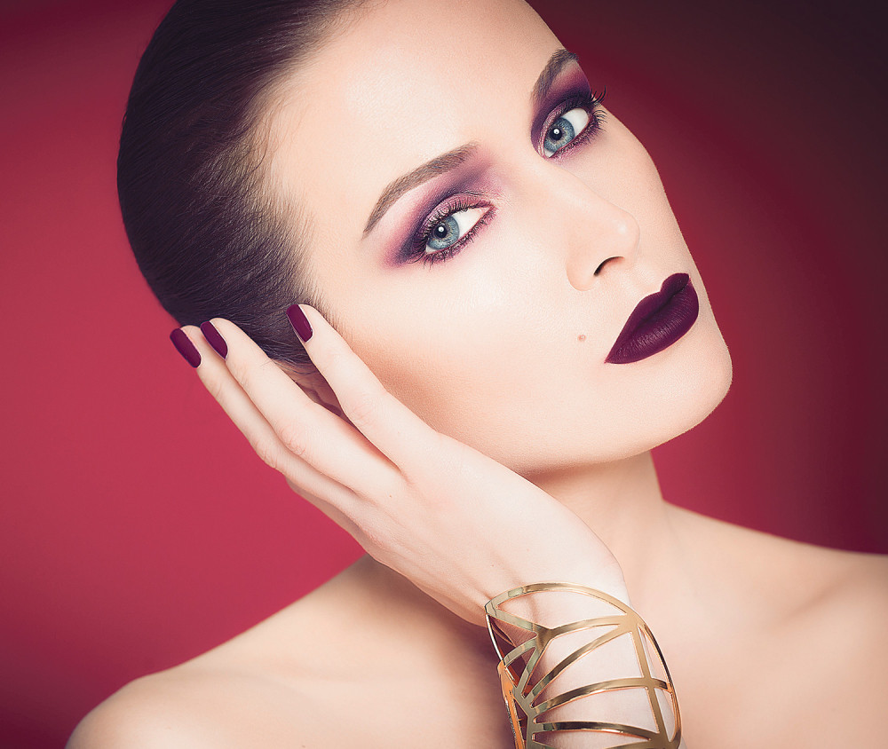 Misterija pravilnog šminkanja konačno je otkrivena! Evo šta se prvo nanosi na lice!