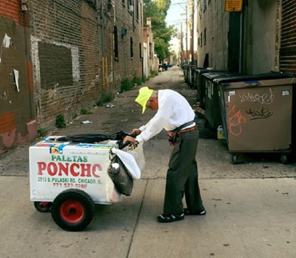 Starac (89) zbog smrti ćerke mora da radi (FOTO)