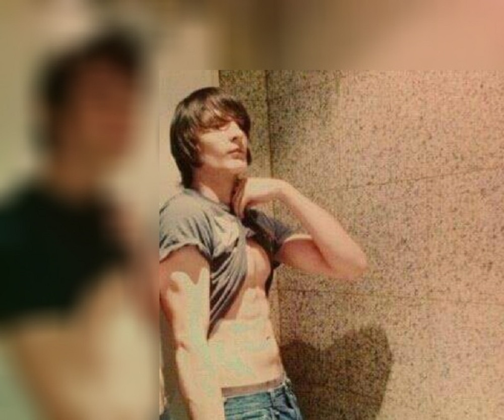 Ovo je mladić koji je juče nožem ubio roditelje!