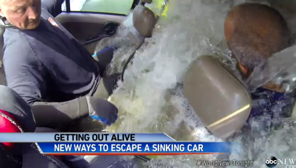 Kako da pobegnete iz kola koja tonu! (VIDEO)