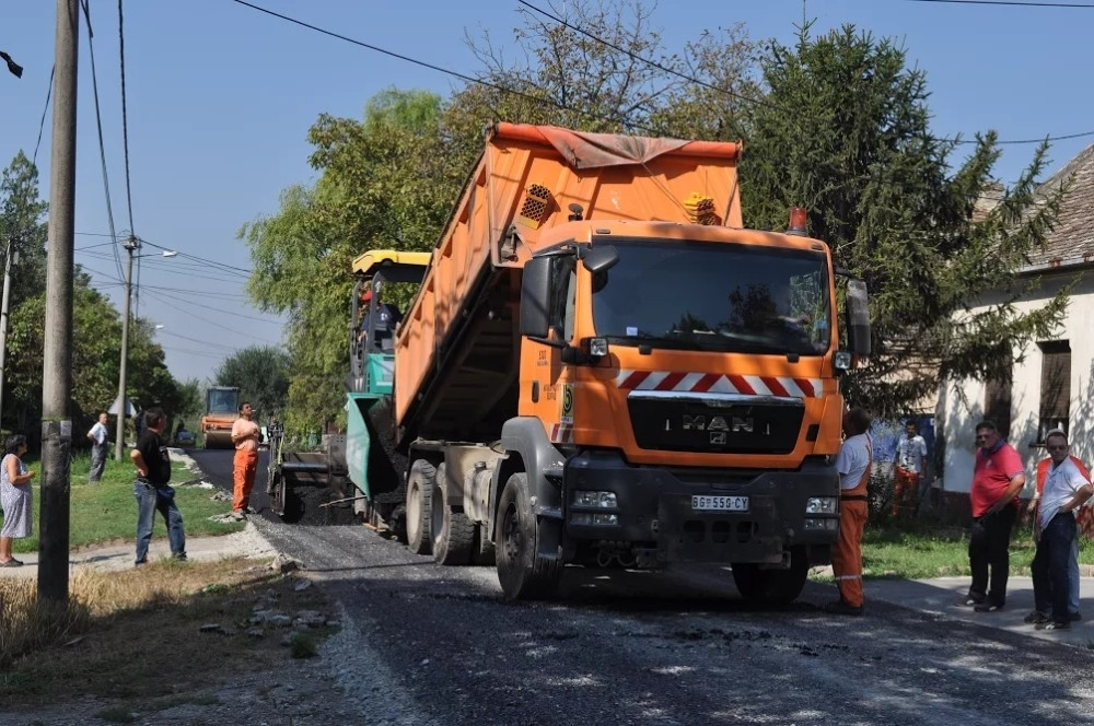 Asfaltirana ulica Petra Drapšina u Borči