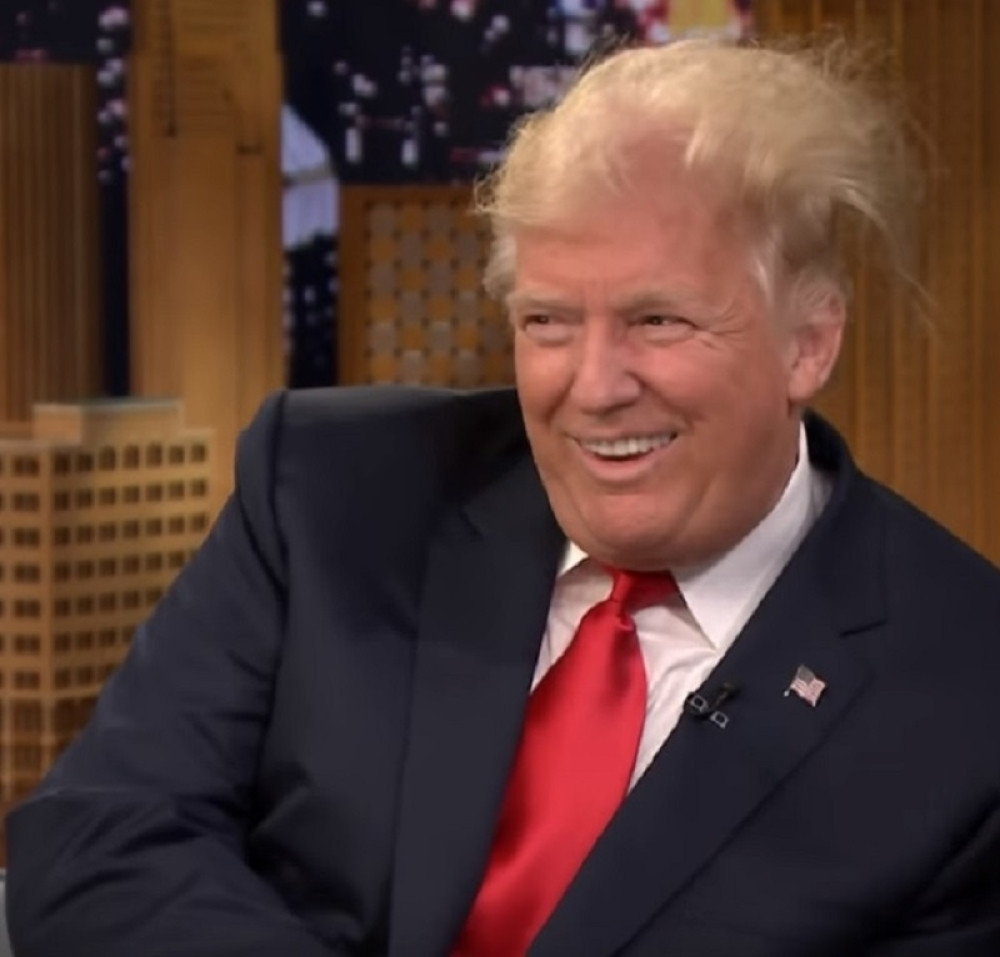 Voditelj proverio da li Tramp nosi periku (VIDEO)