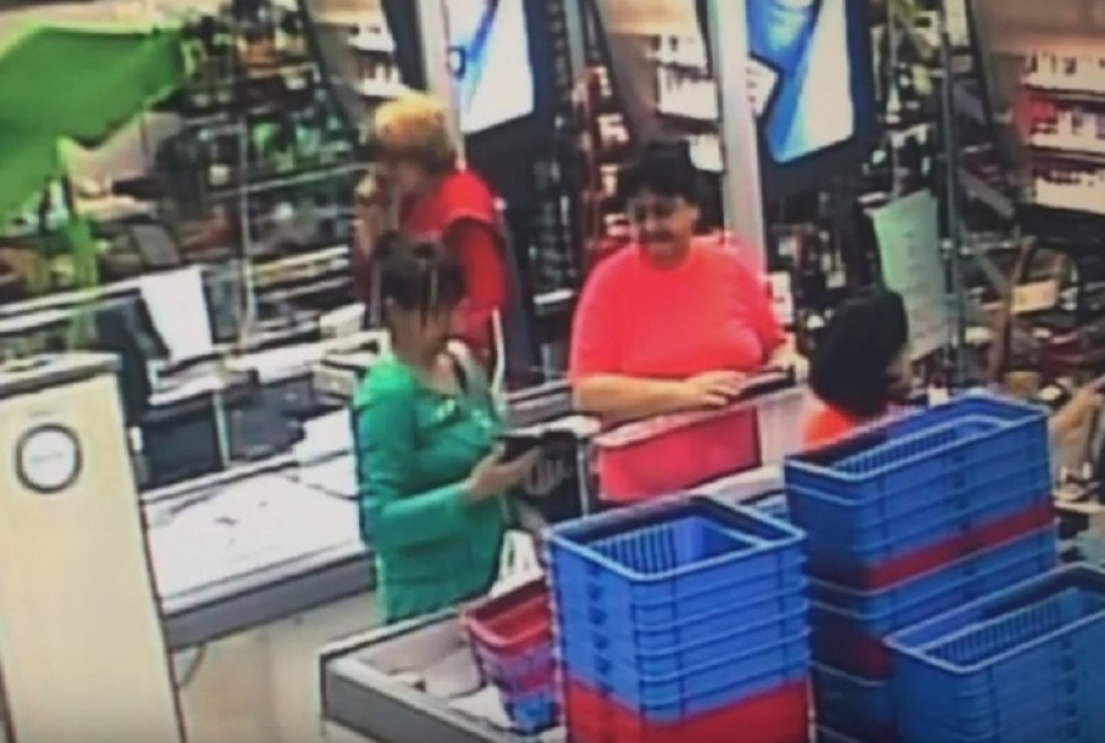 Žena prisvojila zaboravljen novčanik (VIDEO)