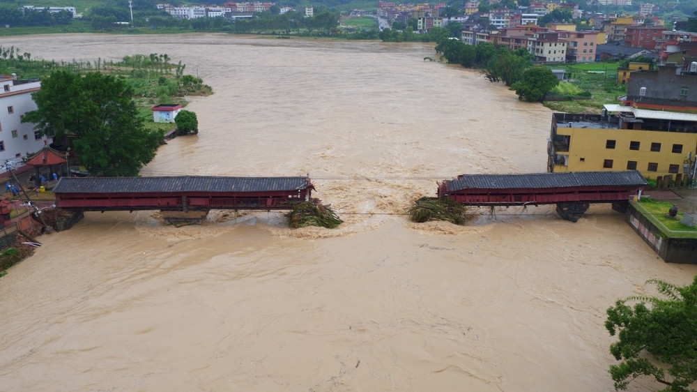 Tajfun odneo 15 života! (FOTO+VIDEO)