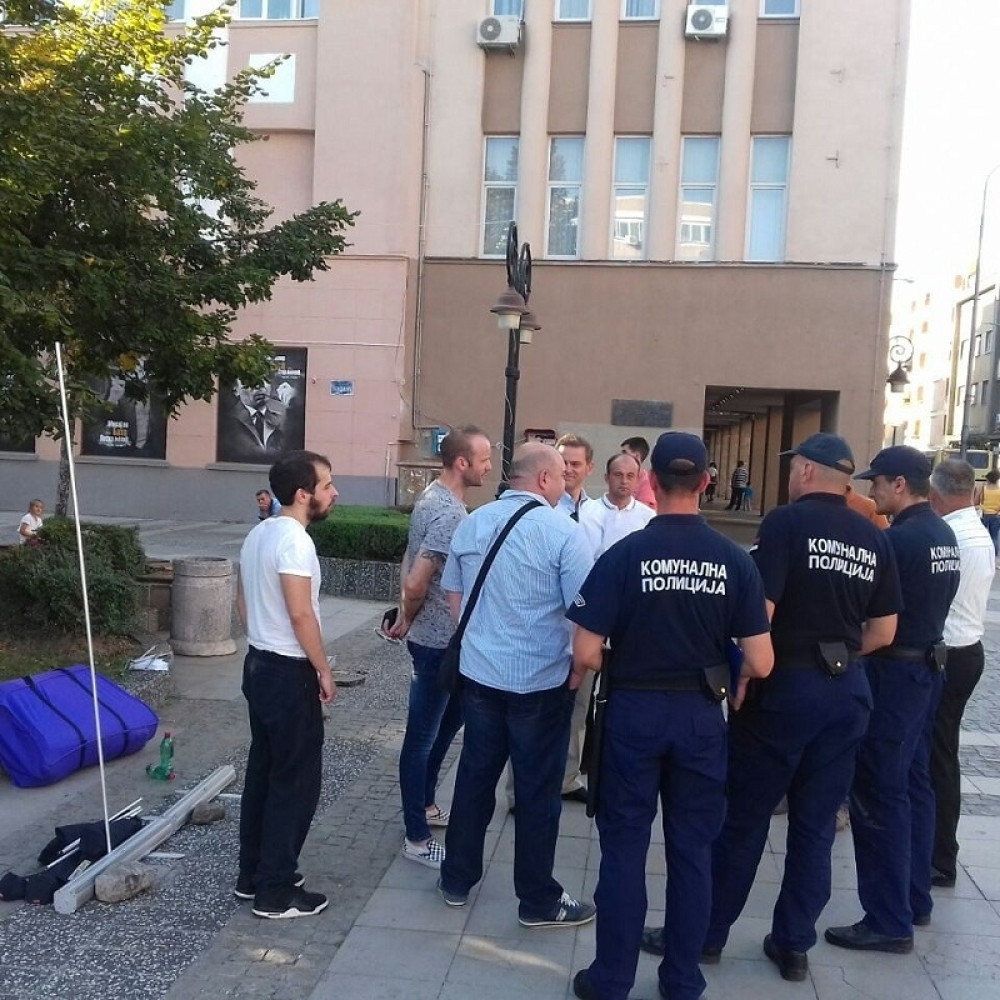 Pokušali da prekinu izložbu "Levice Srbije" (FOTO)