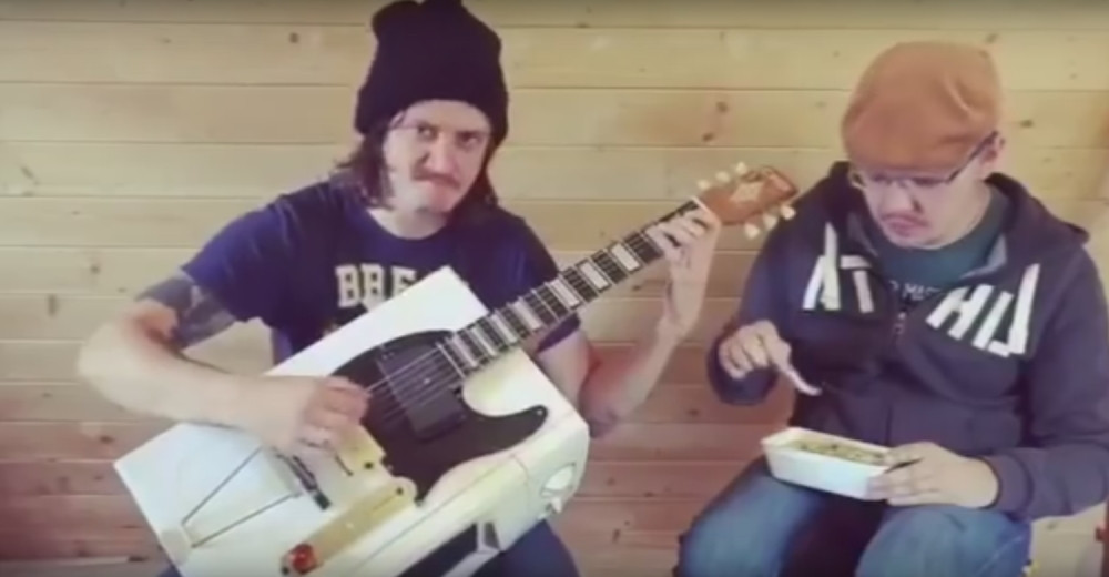 Luđu gitaru od ove niste videli! (VIDEO)