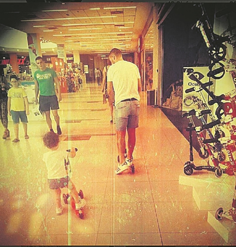 Nemanja sa ćerkom na trotinetu