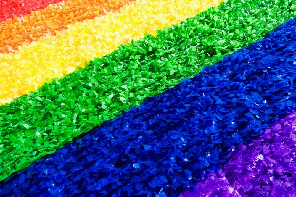 Hrvatski gej aktivisti ispod slike Pavelića