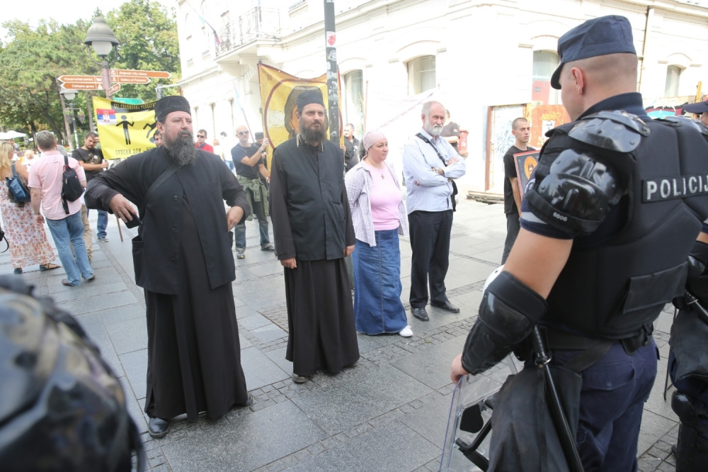 Popovi hteli da spreče Prajd! (FOTO)