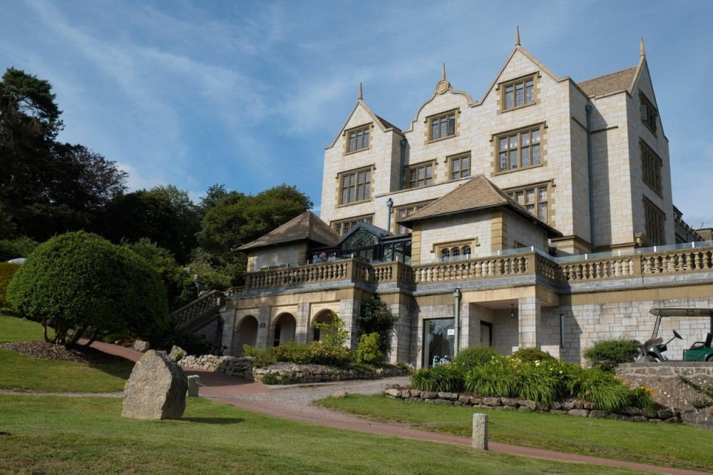 Pao balkon sa dvorca, povredio 13 ljudi