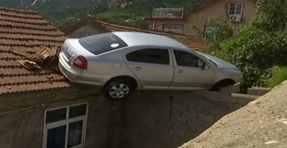 Kinez parkirao škodu na krov kuće! (VIDEO)