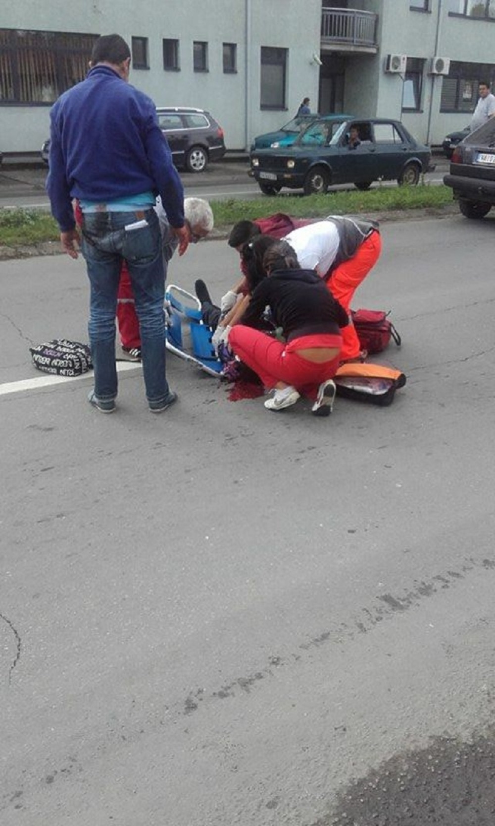 Baka prelazila van pešačkog, pa stradala