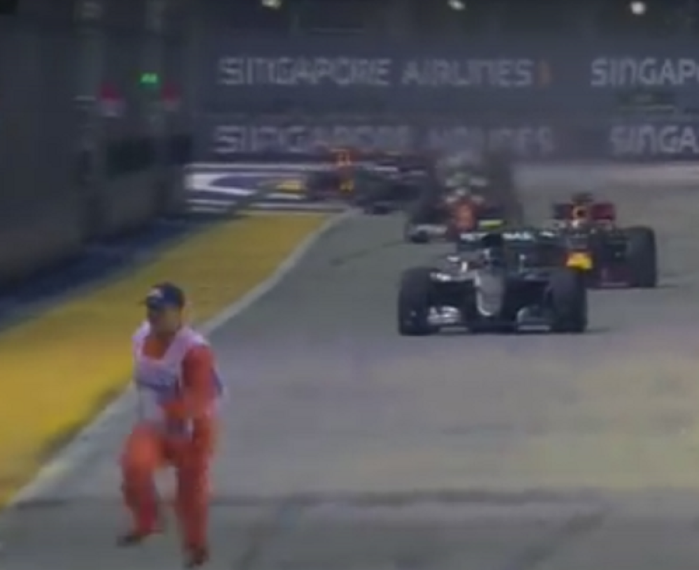 Rozberg umalo ubio redara u Singapuru (VIDEO)