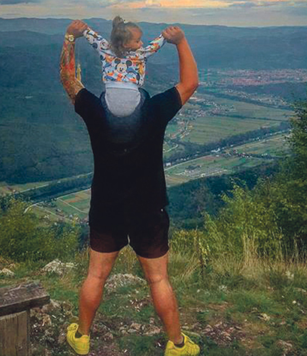 Darko sa porodicom na vidikovcu