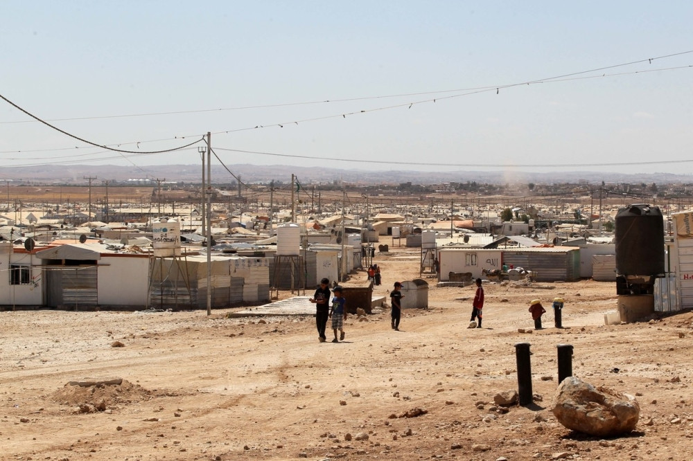 Čak 75.000 izbeglica na ničijoj zemlji, umiru