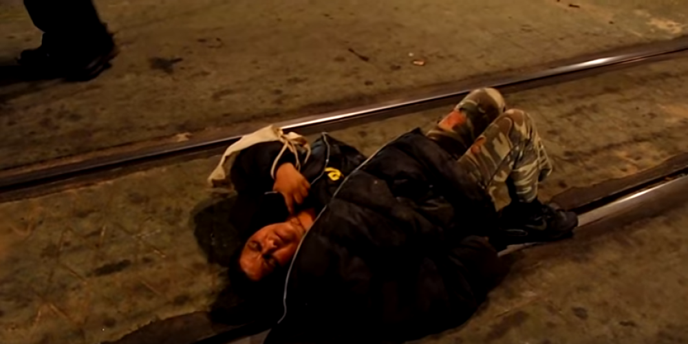 Pijana legla na šine u Nemanjinoj (VIDEO)