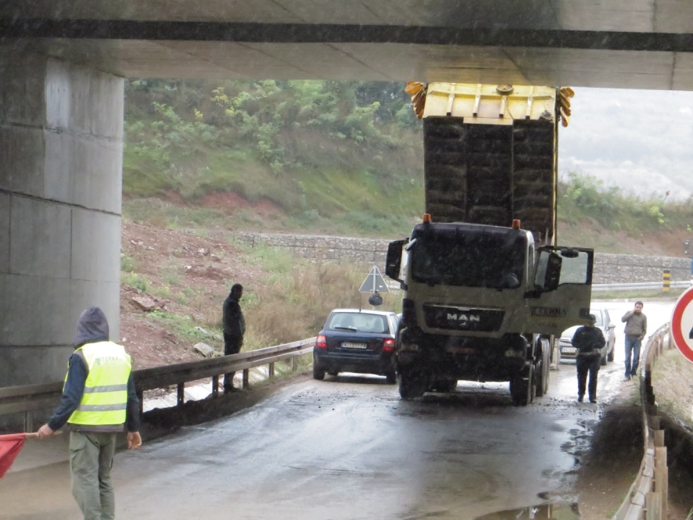 Zaboravili da spuste kiper, udarili u nadvožnjak