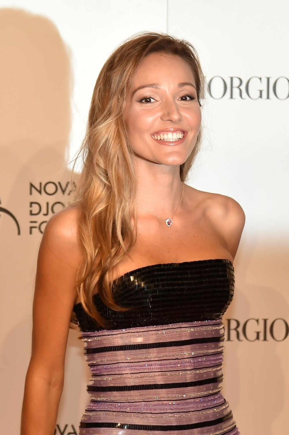 Au, Jeco, pa šta je ovo? Novakova žena obukla najkraću moguću haljinu za svadbu, svi su gledali u nju! (FOTO)