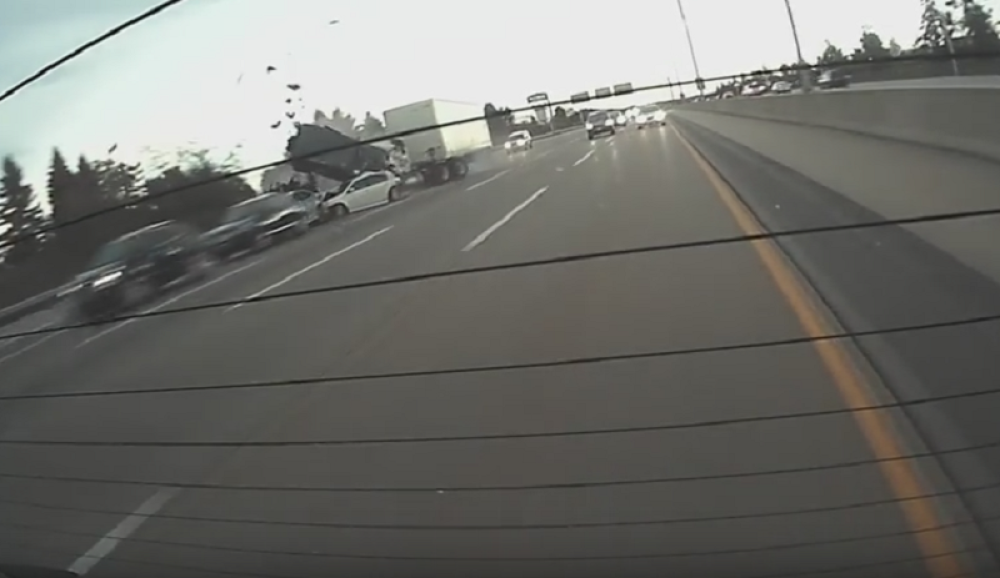 Kamion razneo kolonu automobila! (VIDEO)