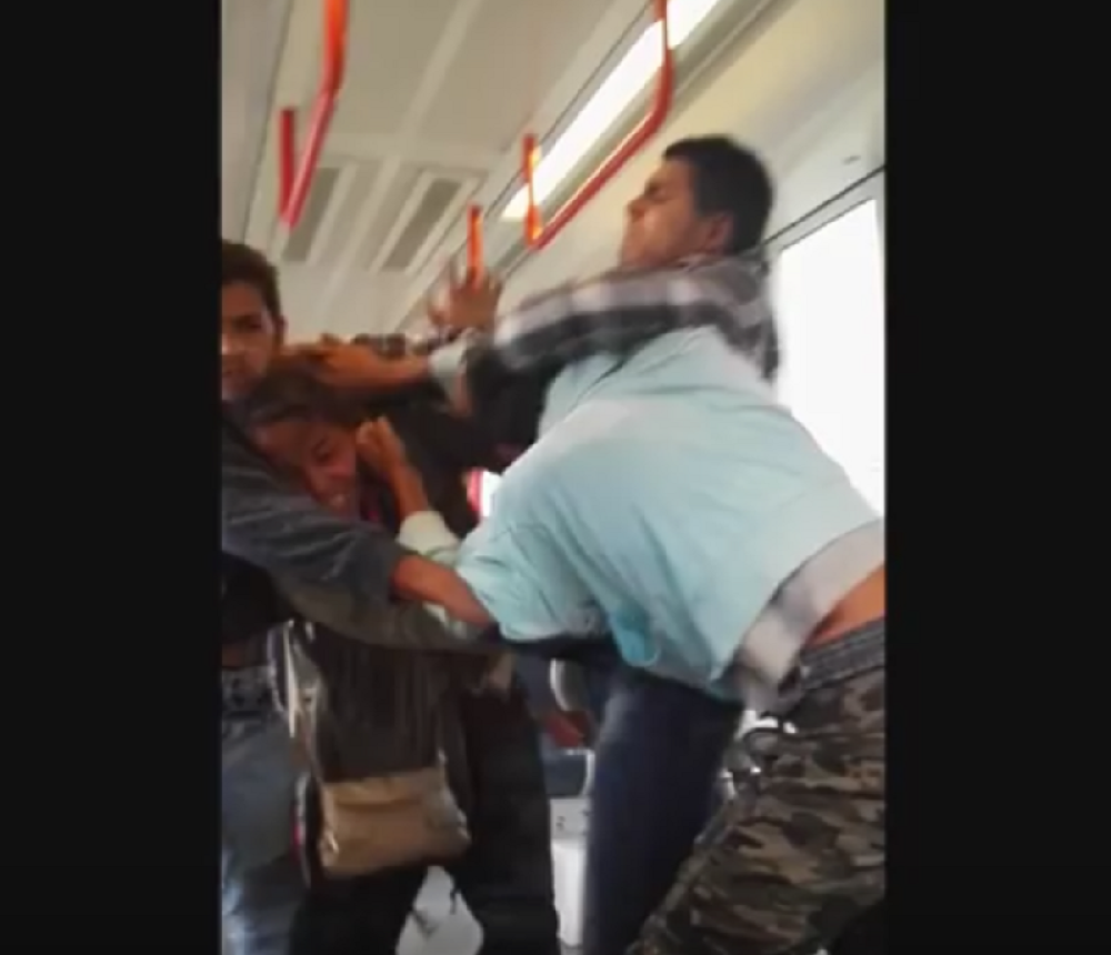 Jeziva tuča u beogradskom tramvaju! (VIDEO)