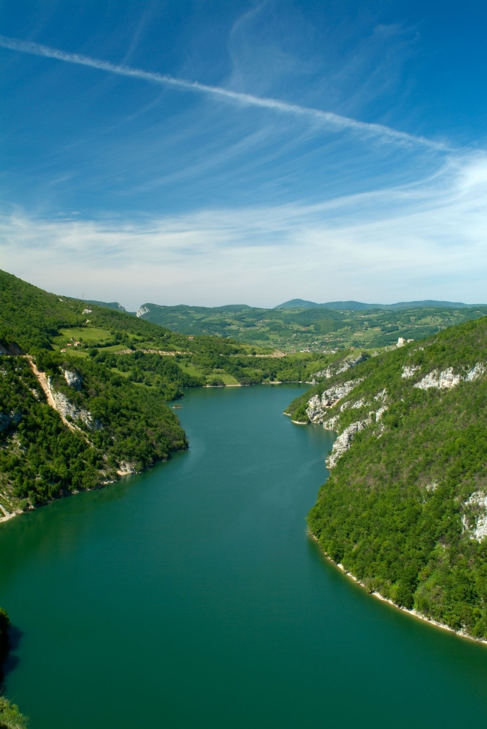 PADAO 30 METARA Srbin krijumčar migranata bežao od hrvatske policije, pa se SURVAO U KANJON