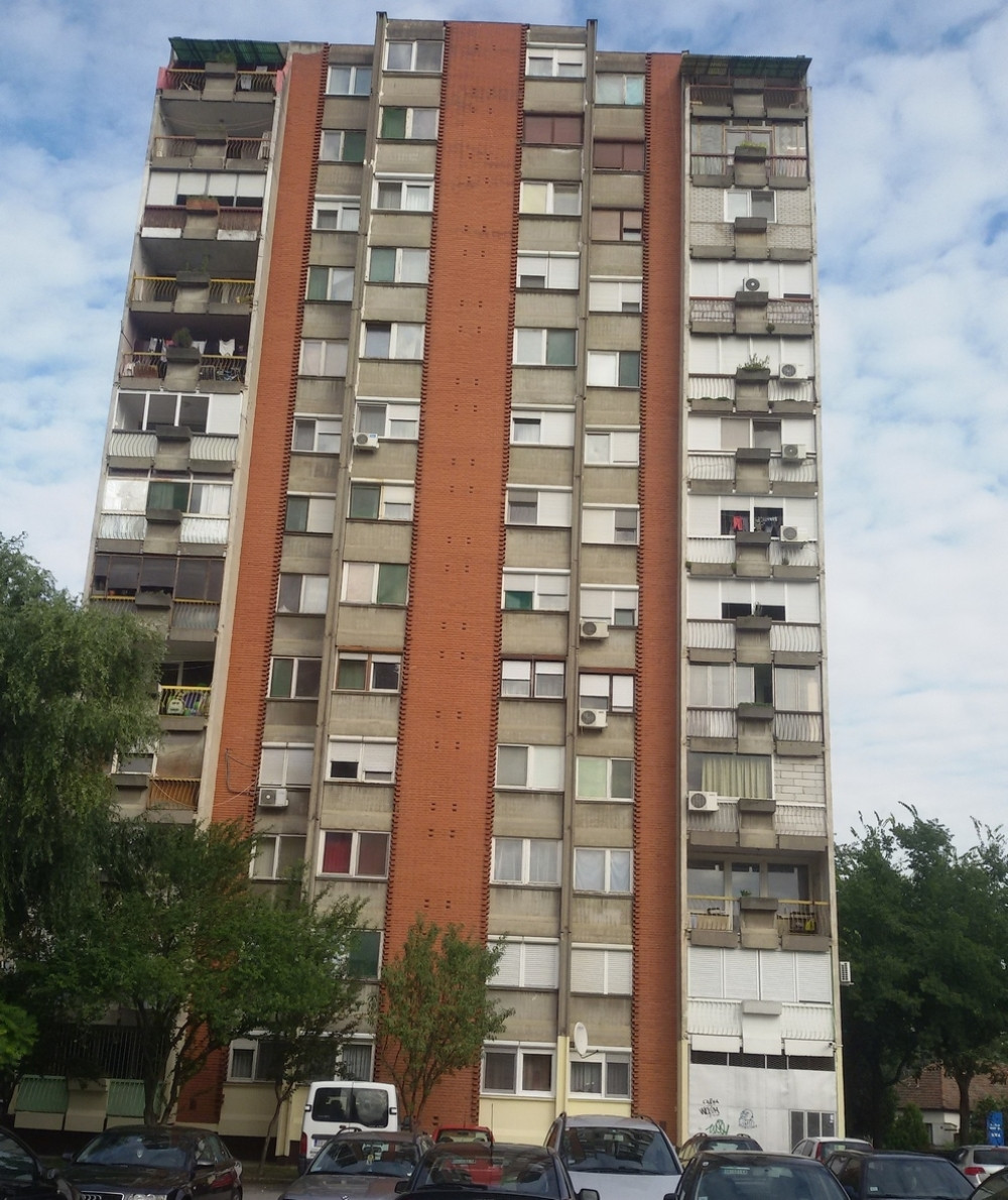 Dete palo s terase i poginulo