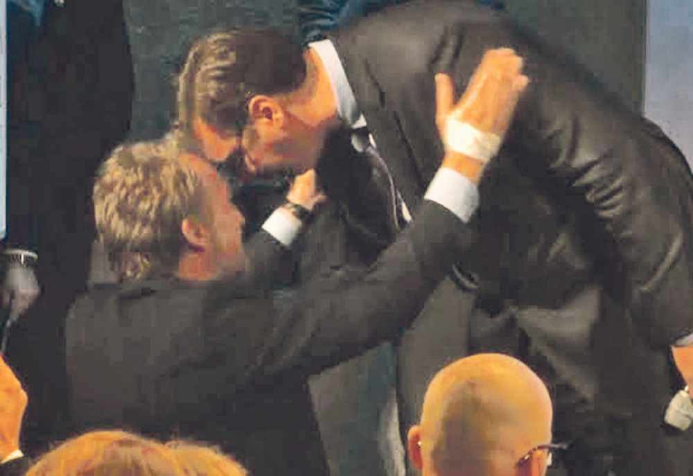 Bakir se poklonio Vučiću!