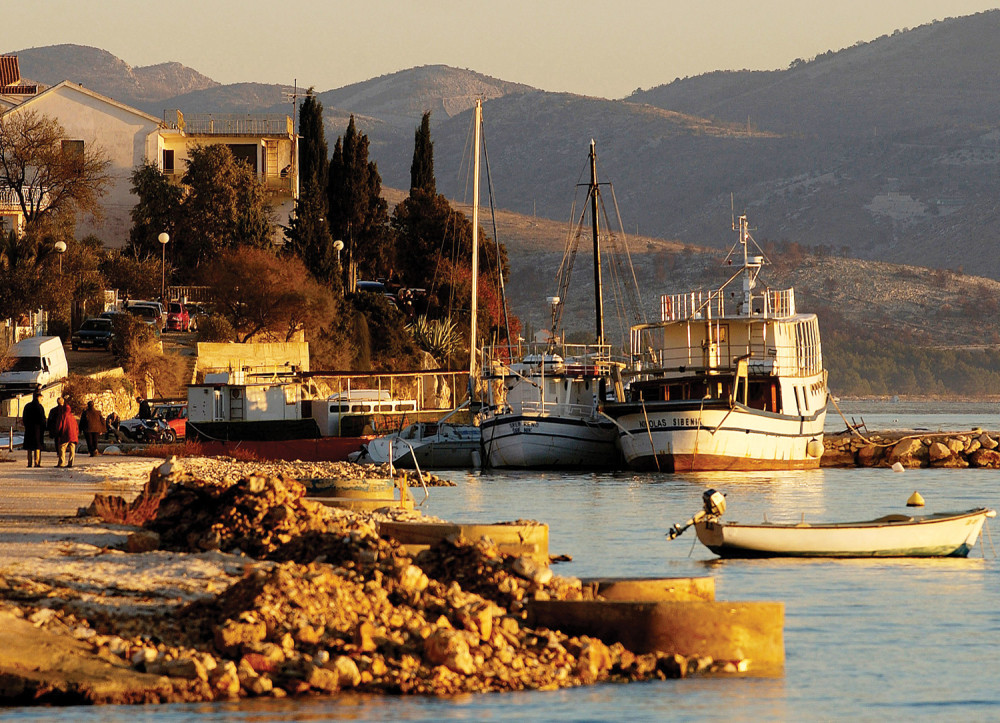 Šetali pored mora i ugledali pretužan prizor na Jadranu, u plićaku je plutalo malo telo (VIDEO)