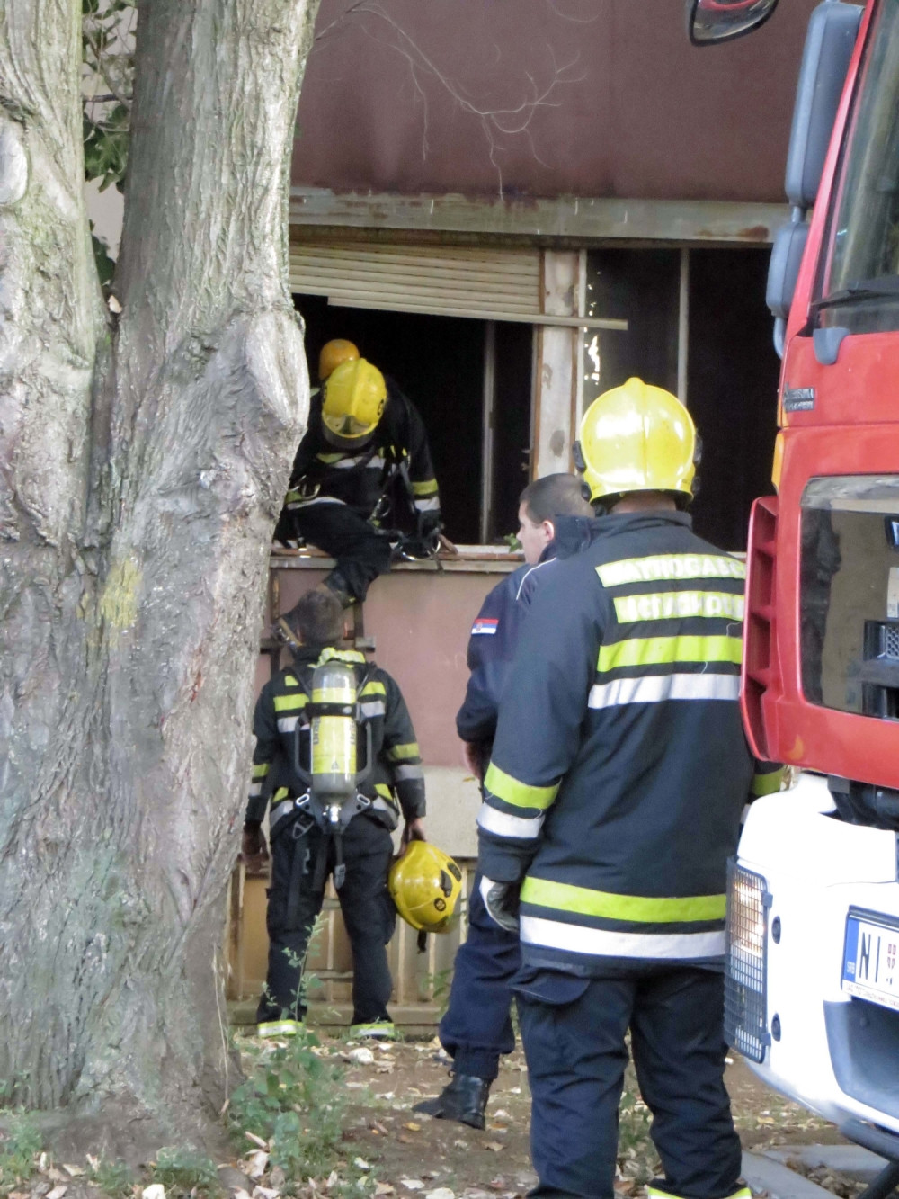 Nišlija spasen iz stana u buktinji (FOTO)